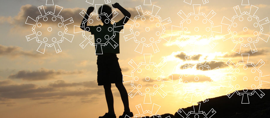 bambino che esulta con immagini dell'identità grafica di lilith